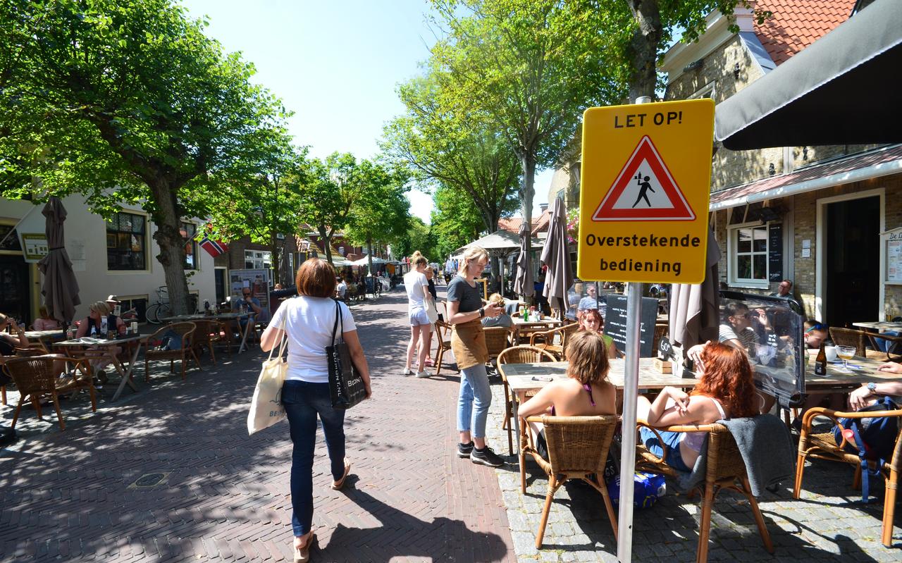 Drukte in de Dorpsstraat in Oost-Vlieland. Drukte in de Dorpsstraat in Oost-Vlieland.