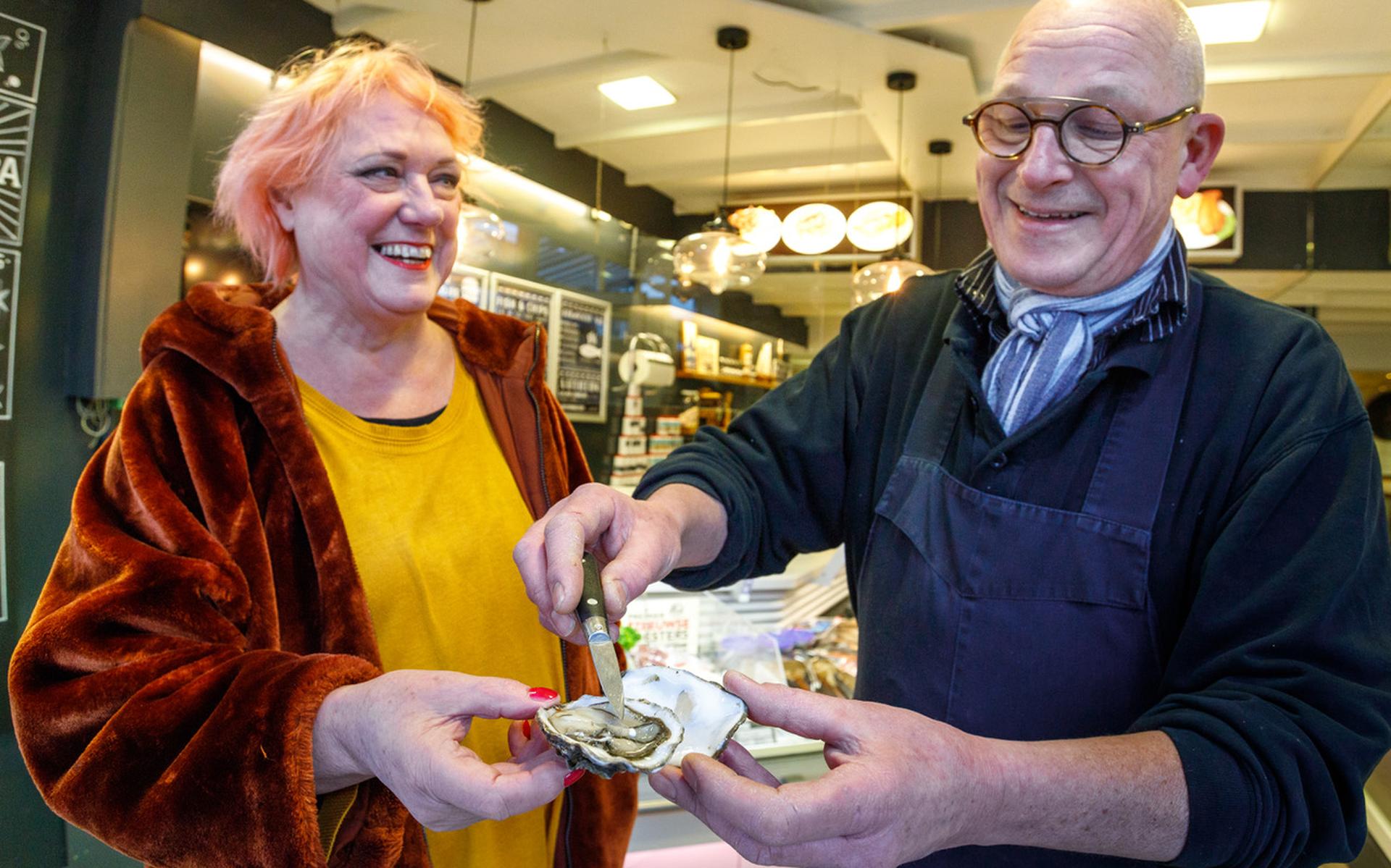 Berty de Jong (links) en Henri Terpstra, eigenaar van Schootstra Visspecialist, bewonderen de parel.