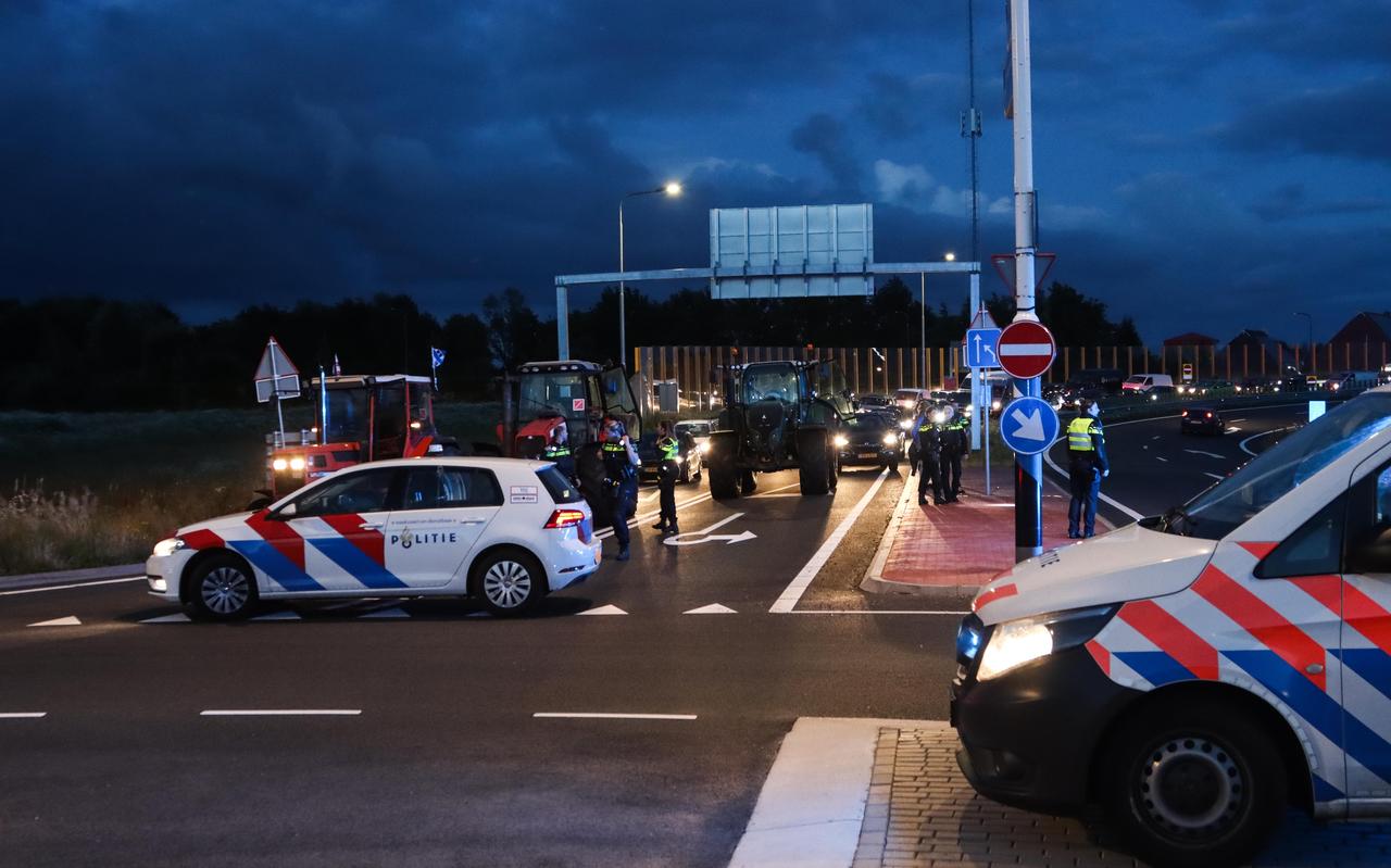 Het boerenprotest in Heerenveen waarbij een politieagent op een trekker schoot. Het boerenprotest in Heerenveen waarbij een politieagent op een trekker schoot.