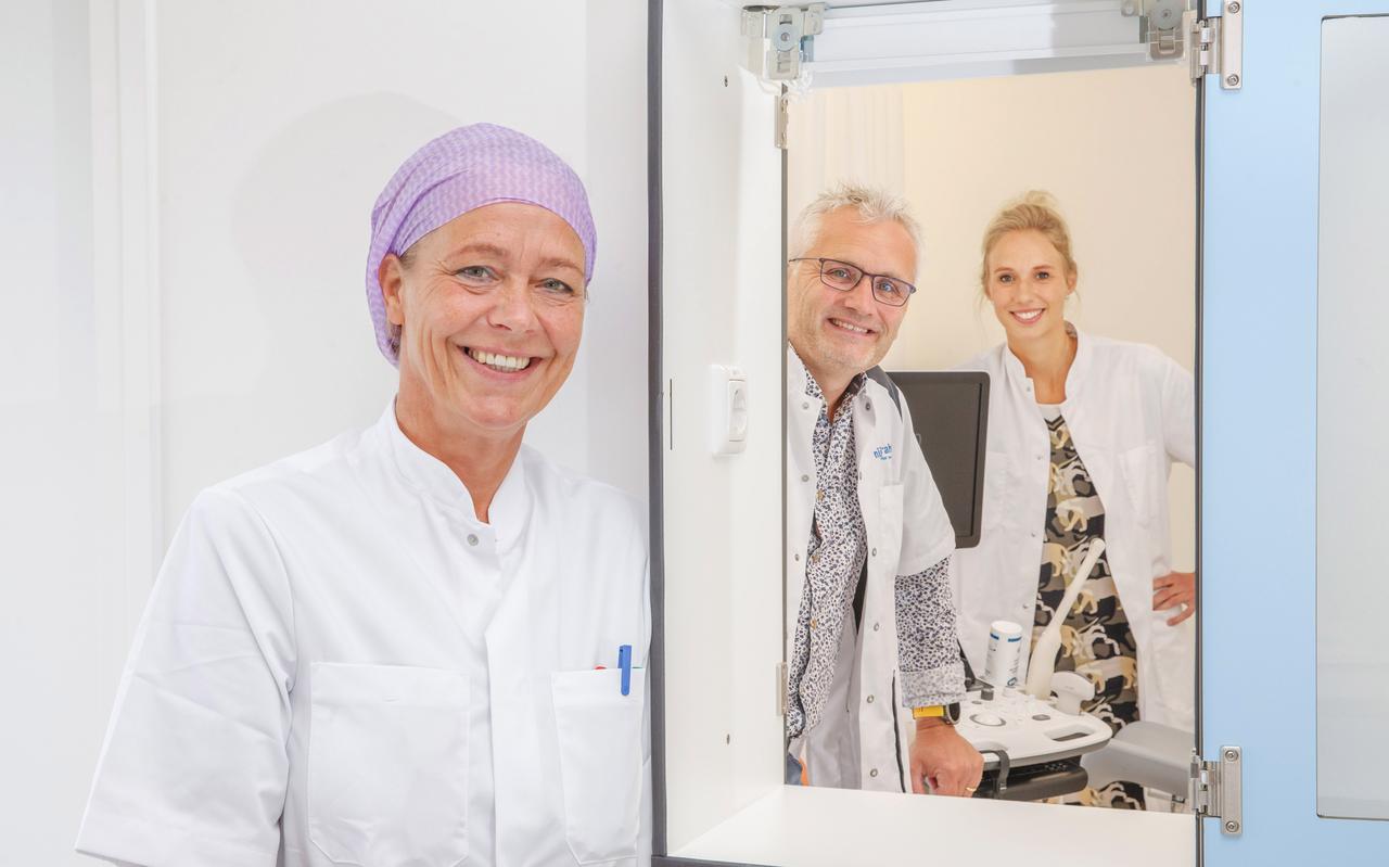 Embryoloog Janneke Brink, gynaecoloog Harold Mous en fertiliteitsarts Welmoed Reitsma (vlnr) in Nij Barrahûs. Embryoloog Janneke Brink, gynaecoloog Harold Mous en fertiliteitsarts Welmoed Reitsma (vlnr) in Nij Barrahûs.