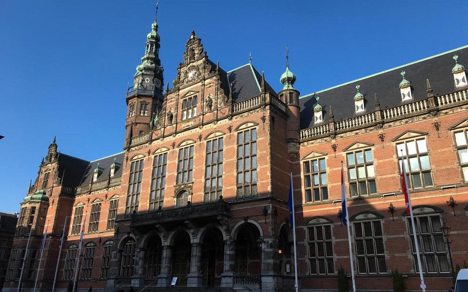 Een aantal faculteiten van de Rijksuniversiteit Groningen grijpt de kerstvakantie aan om gebouwen te sluiten en zo energie te besparen. Op de foto het Academiegebouw.