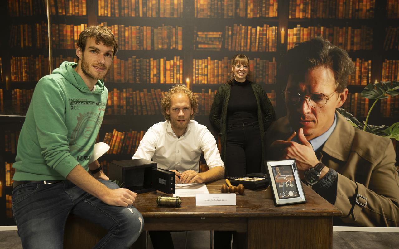 Jeffrey Meijer(midden) met collega's Rachèl van Dijkhorst en Thom van der Meer in een van de escape rooms in de kelder van Grandcafé Z.