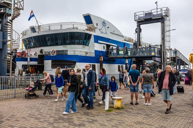 Blijft Doeksen naar Vlieland varen? Eilanders en rederij vinden het heel spannend. ‘Het is alles of 