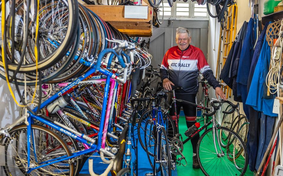 Riekus van Veen in zijn fietswalhalla. ,,De een is getrouwd, ik ben gek op fietsen.''