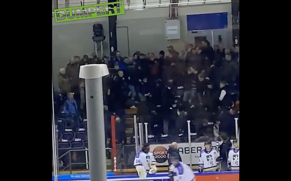 Relschoppers bestormen tribune tijdens ijshockeywedstrijd Unis Flyers-Capitals. Video: Dumpert