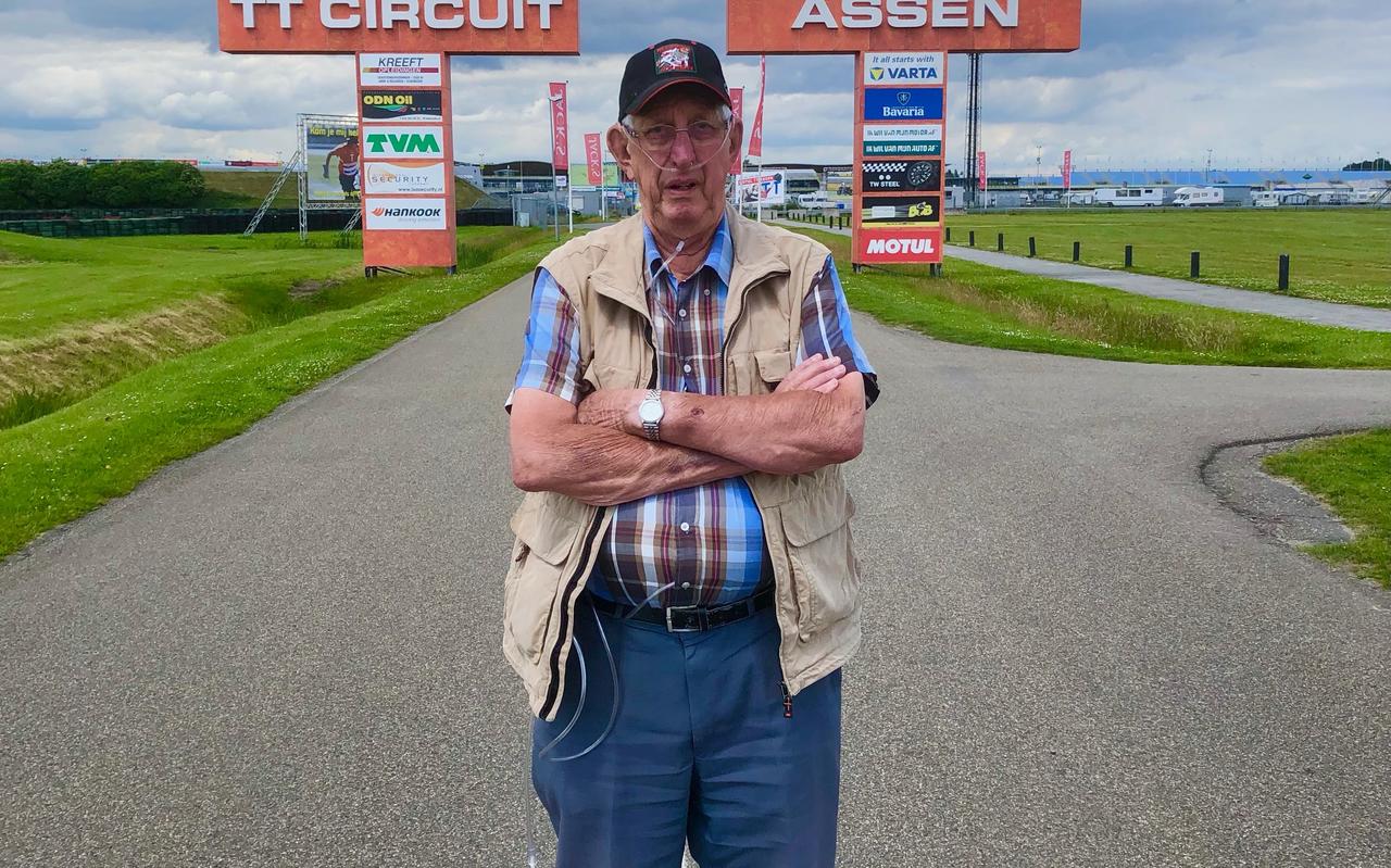 Sfeersnuiven bij de ingang van het TT-circuit. Sfeersnuiven bij de ingang van het TT-circuit.