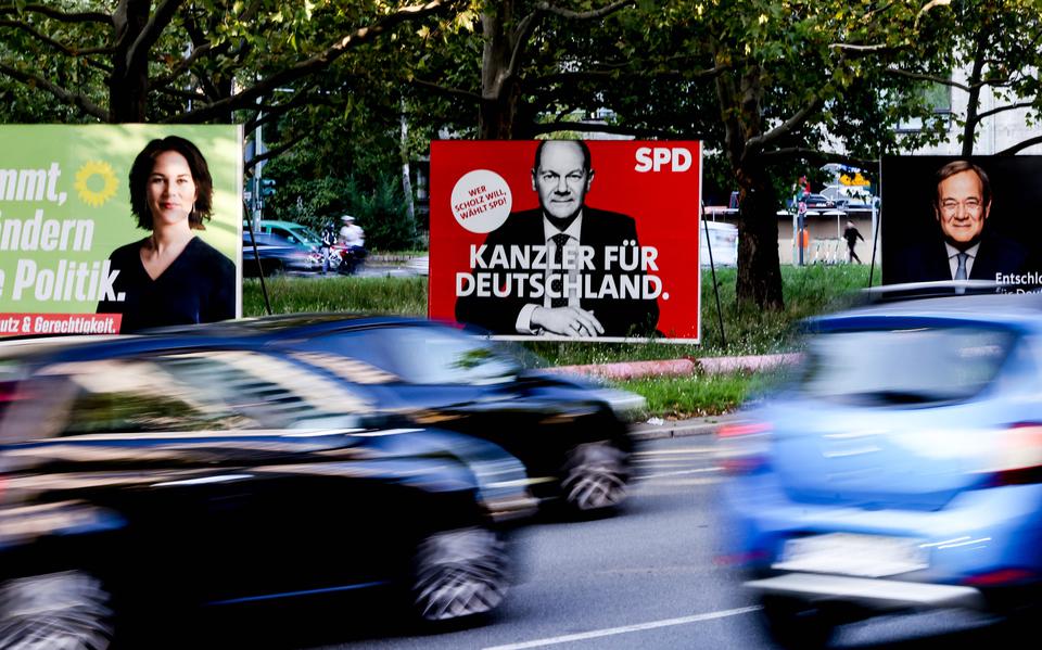 Campagneposters in Berlijn met de drie topkandidaten: Annalena Baerbock (Bündniss 90/Die Grünen), Olaf Scholz  (Sozialdemokratische Partei Deutschlands, SPD), en Armin Laschet (Christlich Demokratische Union, CDU).
