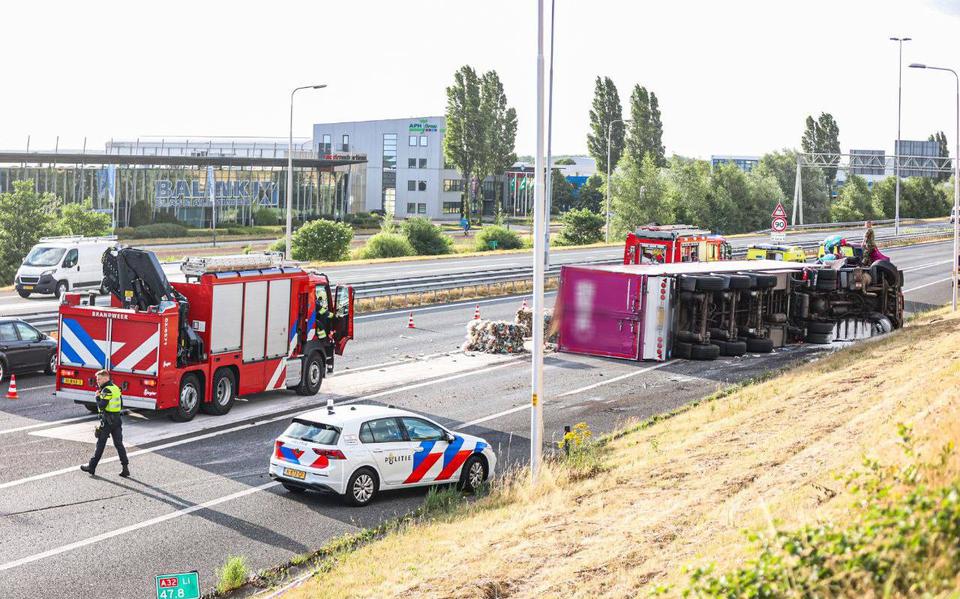 A32 bij Heerenveen afgesloten vanwege eenzijdig ongeval met vrachtwagen, file op A7 vanuit Groningen.