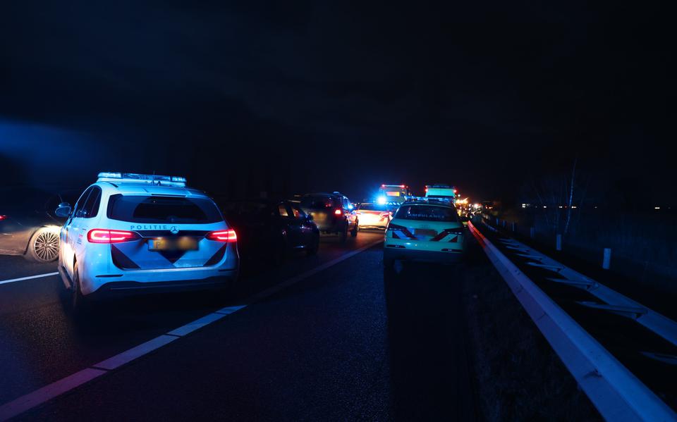 Vier voertuigen betrokken bij groot ongeval op A6 bij Lemmer. Meerdere personen gewond, een aantal ernstig.