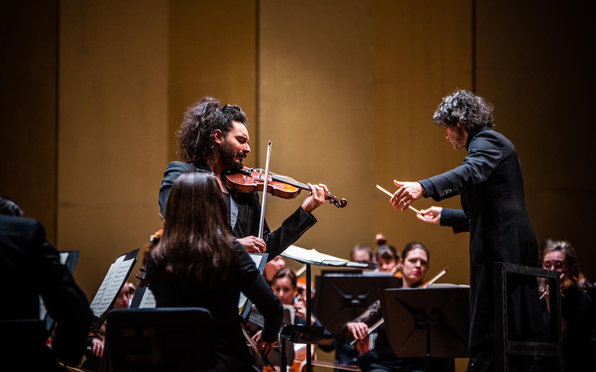 Violist Nemanja Radulovic en chef-dirigent Eivind Gullberg Jensen benaderden Beethoven vanuit een ander perspectief.