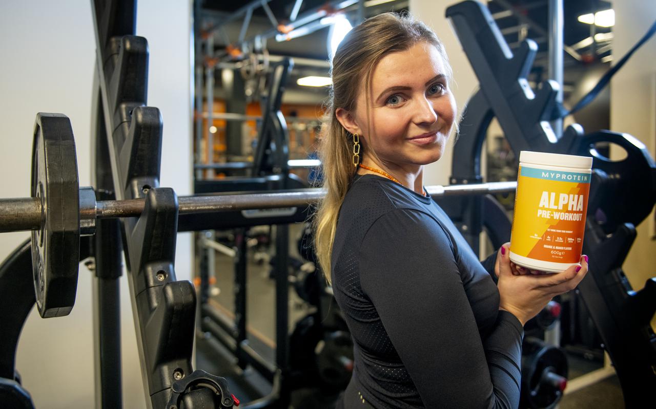 Mare Burgsma (20) laat een pot pre-workout zien in sportcentrum Shape. Zelf is ze gestopt vanwege bijwerkingen.