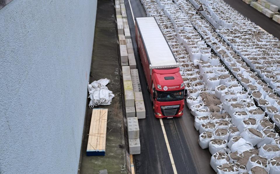 Bij bergingsbedrijf Betten uit Sneek keken ze raar op toen ze een melding kregen van een vastgereden vrachtwagen bij hectometerpaal Li 127,0 op de A7