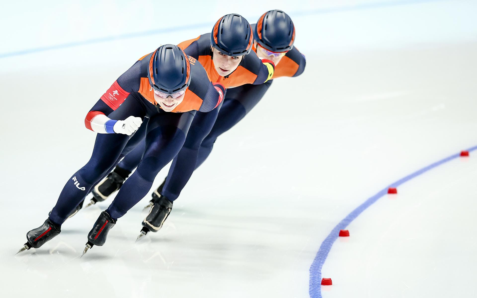 Nederlandse schaatssters Marijke Groenewoud, Irene Schouten en Ireen Wüst in actie tijdens de finale B van de ploegenachtervolging.