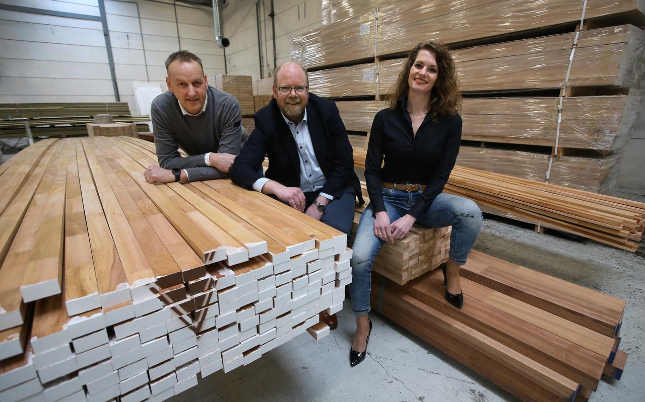 Paul Hoekstra, Gertjan Bruins en Gerda van der Singel in de hal van Miedema Bouwmaterialen. In de toekomst moeten hier ook voorraden circulair hout liggen.