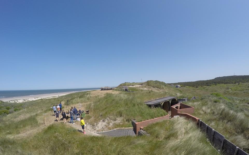 Een klein deel van het de bunkerstelling Wn 12H. Voor bezoekers van bunkerdag staan statiefkijkers van meer dan tachtig jaar klaar. Ze blijken nog in ,,uitzonderlijke staat" te verkeren. 