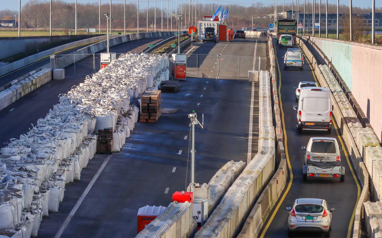 De Prinses Margriettunnel in de A7 tussen Sneek en Joure ging maandag gedeeltelijk weer open. De Prinses Margriettunnel in de A7 tussen Sneek en Joure ging maandag gedeeltelijk weer open.
