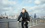 Christiaan Triebert op de fiets, met op de achtergrond de skyline van New York.