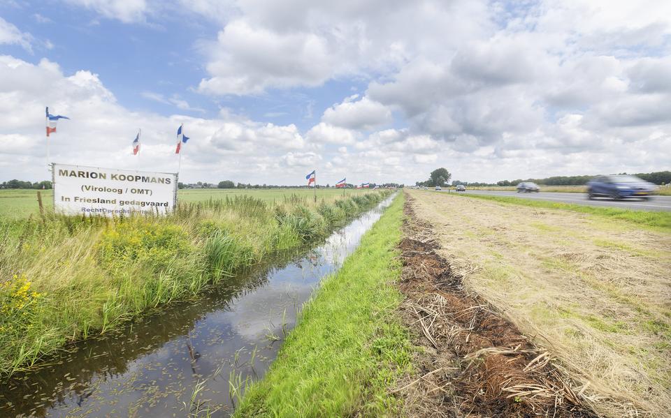 Een spandoek langs de A7 tussen Frieschepalen en Marum.