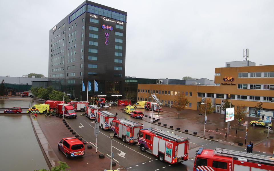 Veel brandweerinzet bij de brand in het WTC-hotel in Leeuwarden.