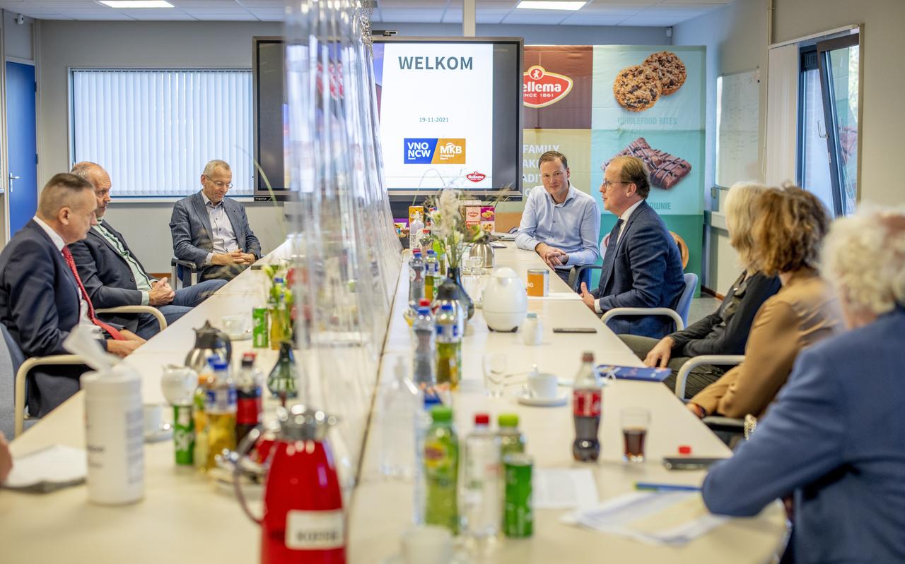 Gedeputeerde Friso Douwstra en wethouder Jelle Boerema van Noardeast Fryslan in gesprek met Gerrit en Hille Hellema over de uitbreidingsplannen van het koekjesbedrijf uit Hallum. Gedeputeerde Friso Douwstra en wethouder Jelle Boerema van Noardeast Fryslan in gesprek met Gerrit en Hille Hellema over de uitbreidingsplannen van het koekjesbedrijf uit Hallum.