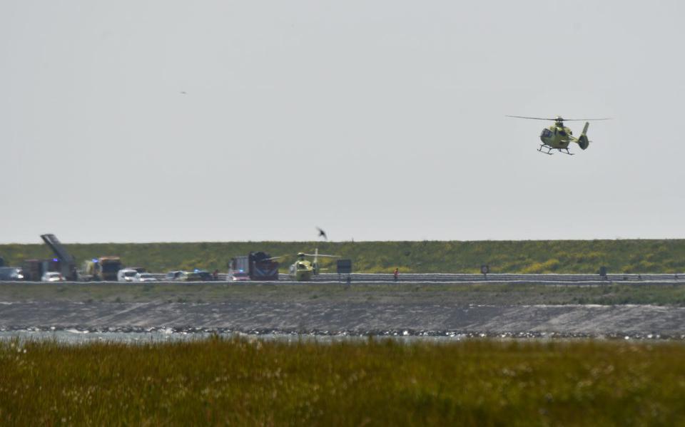 Twee mensen overleden bij ongeval op Afsluitdijk bij Kornwerderzand - Leeuwarder Courant.