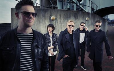 New Order rond 2015: Tom Chapman, Gillian Gilbert, Bernard Sumner, Stephen Morris, Phil Cunningham. 