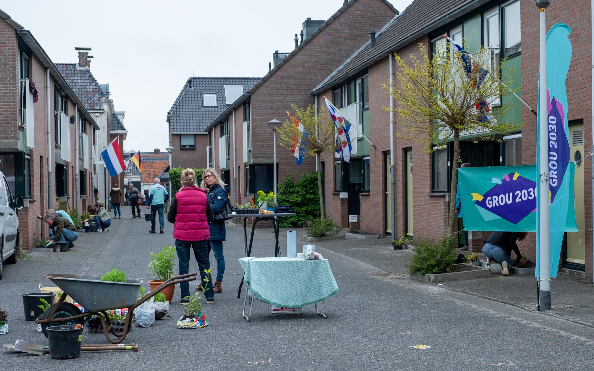 In Grou worden geveltuintjes aangelegd.