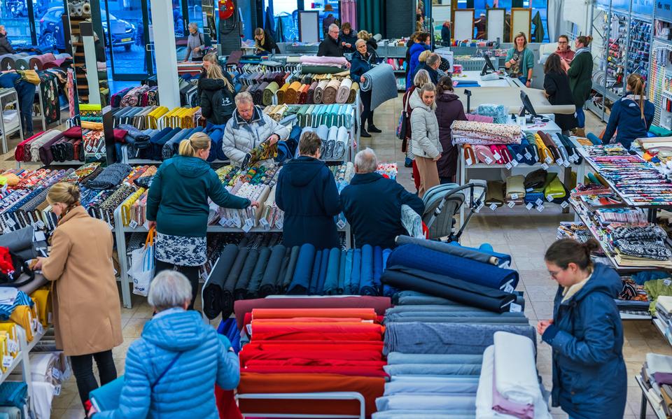 CNV: omstreden bedrijvendokter wil failliete stoffenwinkelketen Jan Sikkes doorstarten