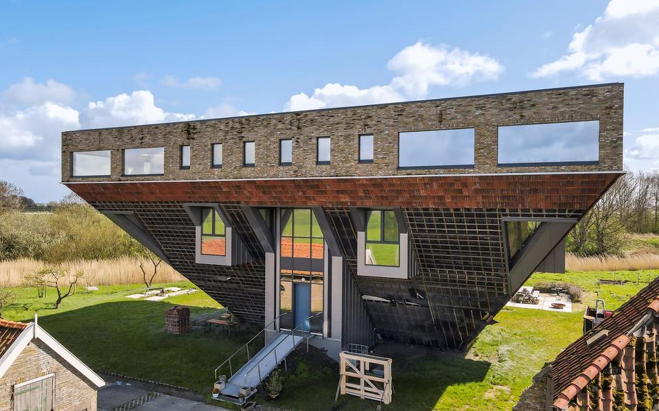 De omgekeerde boerderij van buiten.