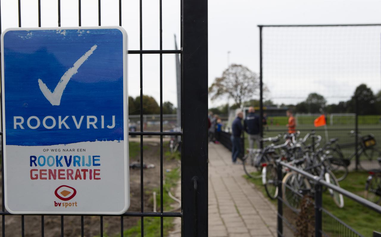 Rookverbod langs de lijn bij voetbalclub MKV in Leeuwarden.