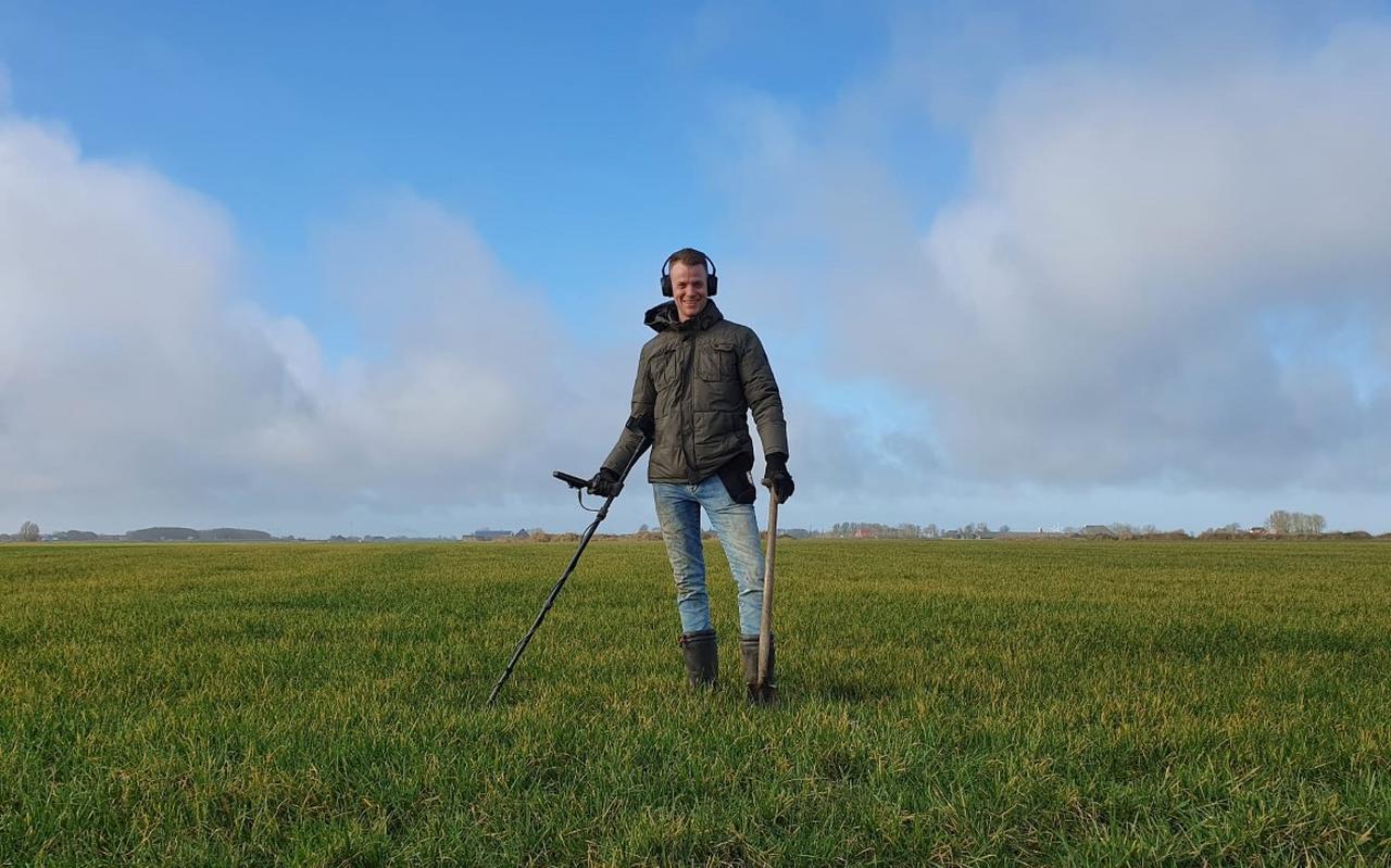 Erwin de Jong in actie. Hij vond een trouwring terug die al een halve eeuw vermist was. Erwin de Jong in actie. Hij vond een trouwring terug die al een halve eeuw vermist was.