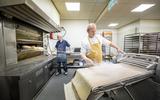 Harm Fleddérus uit Hooghalen start zaterdagmorgen om de ‘luxe bakkerstijd’ 6 uur, met het bakken van brood. 