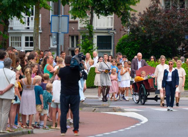 Honderden mensen op de been om laatste groet aan Jelte te brengen. ‘Wilde hier gewoon bij zijn’