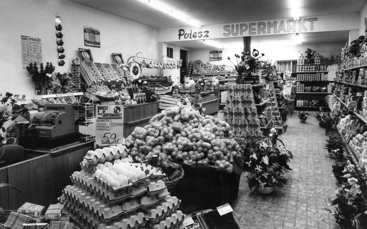 Het interieur van de winkel aan Grootzand 22, in 1962. Foto: archief Poiesz