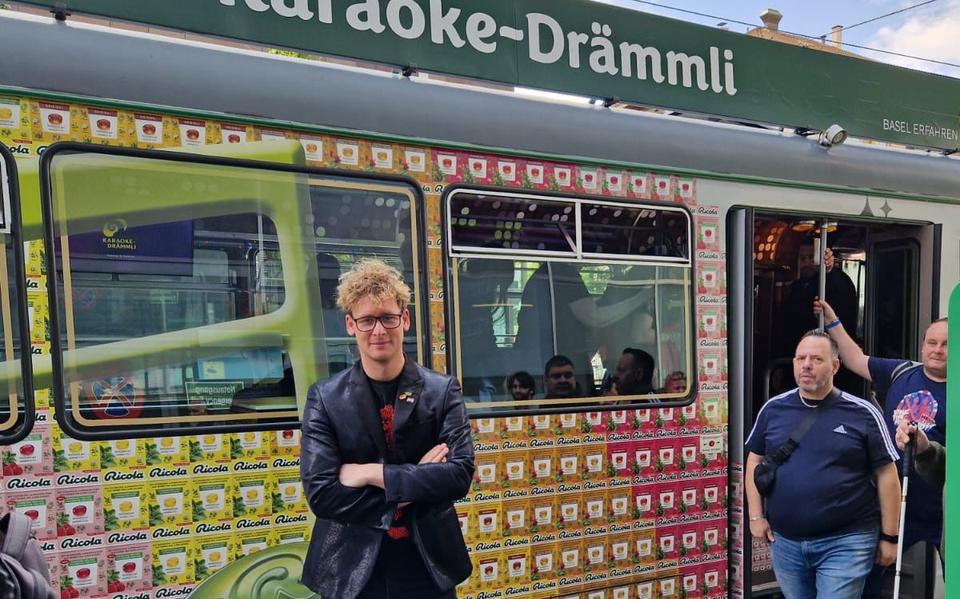 Rudy Swart treedt op in de Karaoke-Drämmli. Oftewel karaoketram.