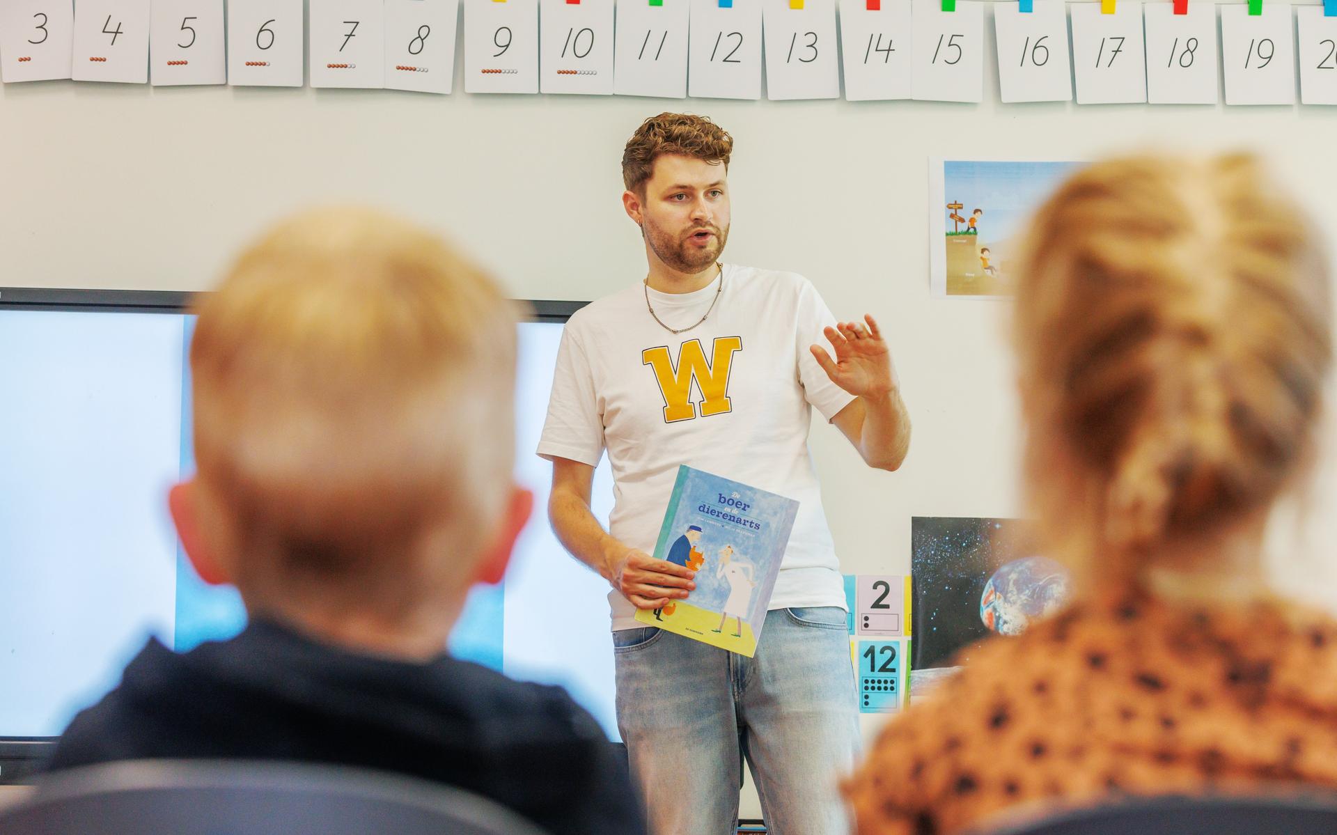 Kinderboekenschrijver Pim Lammers, vorig jaar, op scholenbezoek in Friesland.