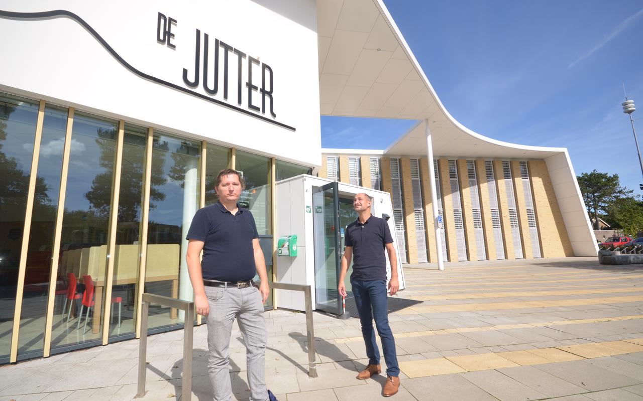 De teamleiders Cees Visser en Thijs Speelman op het schoolplein van De Jutter.
