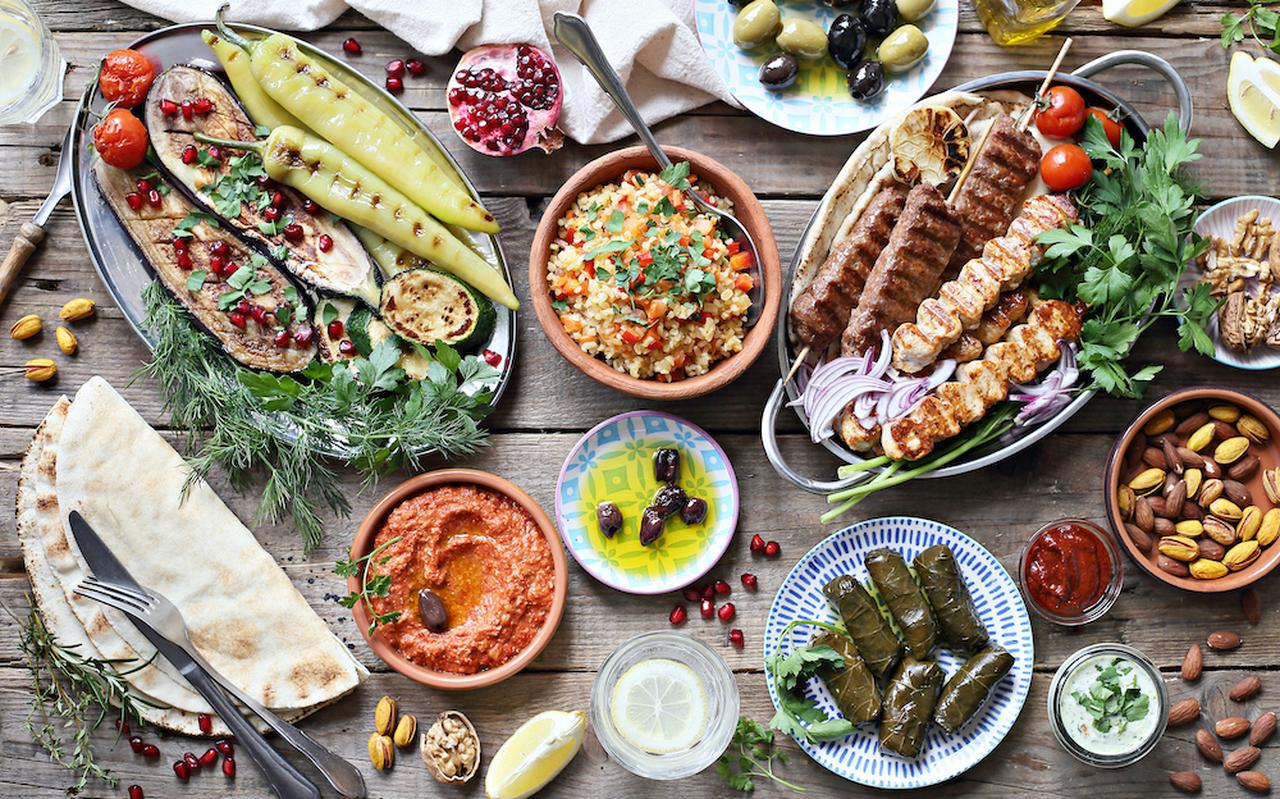 In het Middellandse Zee gebied eten mensen veel groenten, fruit, peulvruchten, noten, olijfolie en vis. In het Middellandse Zee gebied eten mensen veel groenten, fruit, peulvruchten, noten, olijfolie en vis.