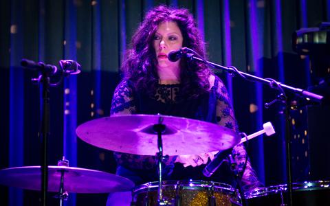 Mimi Parker van Low live op het podium in Paradiso, Amsterdam, 29 oktober 2015.