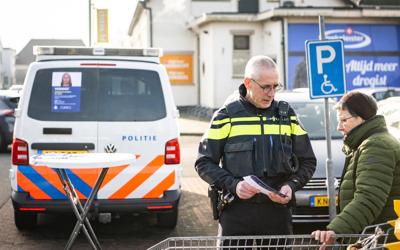 Een politieagent aan het werk. Een politieagent aan het werk.