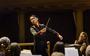De jonge, van oorsprong Chinese dirigente Tianyi Lu leidt het NNO door Brahms en Beethoven.