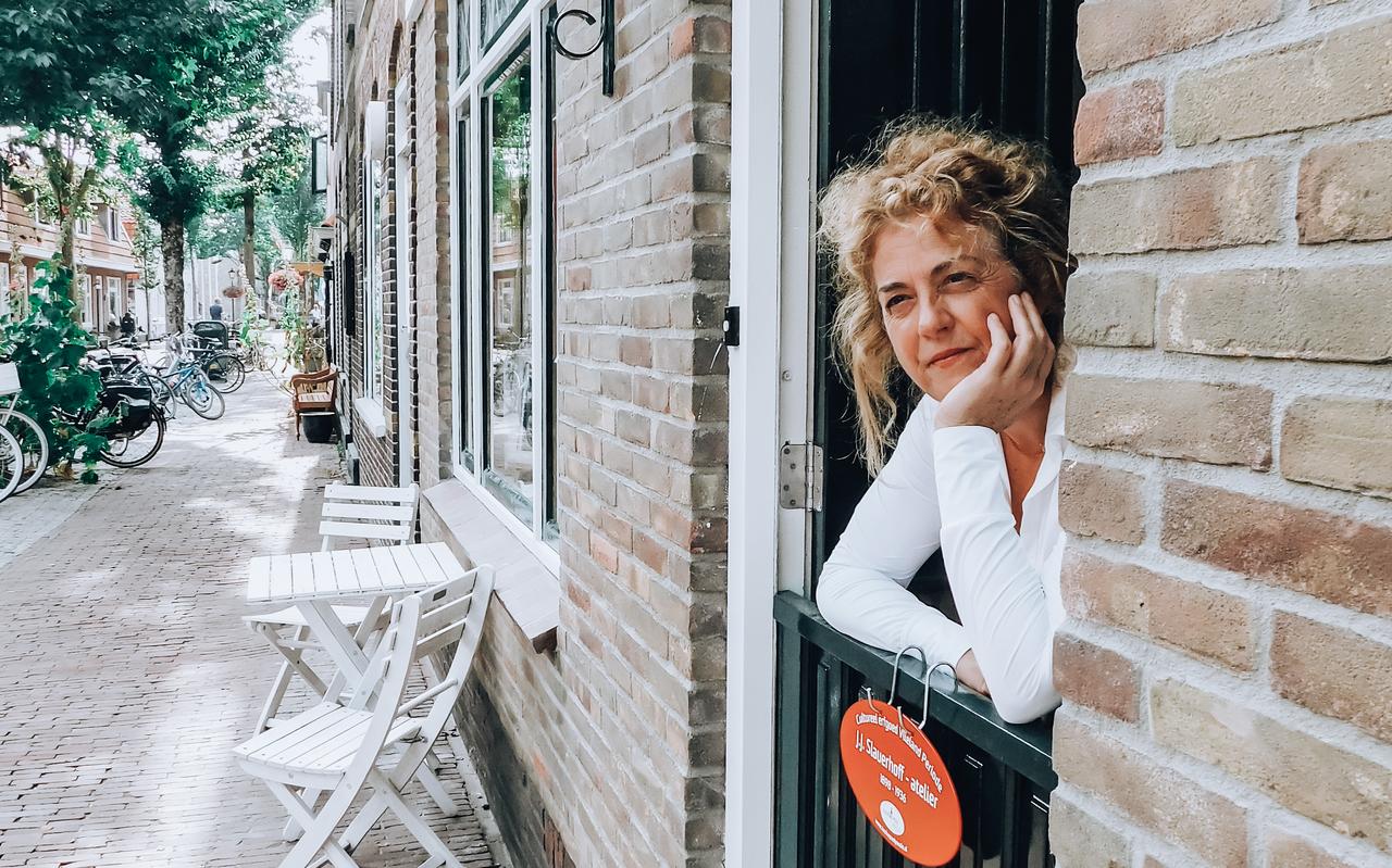 Eilanddichter Gerda Posthumus: ,,En als ik dan weer op Slauerhoff-tour ga en mijn spullen pak, zeg ik altijd: Kom op Slau, we gaan weer geld verdienen!’’ Eilanddichter Gerda Posthumus: ,,En als ik dan weer op Slauerhoff-tour ga en mijn spullen pak, zeg ik altijd: Kom op Slau, we gaan weer geld verdienen!’’