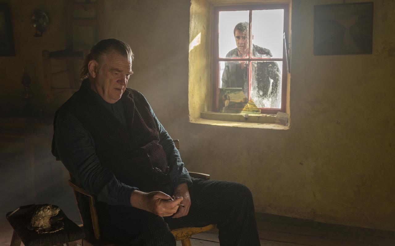 Brendan Gleeson in The banshees of Inisherin. Colin Farrell kijkt door het venster.