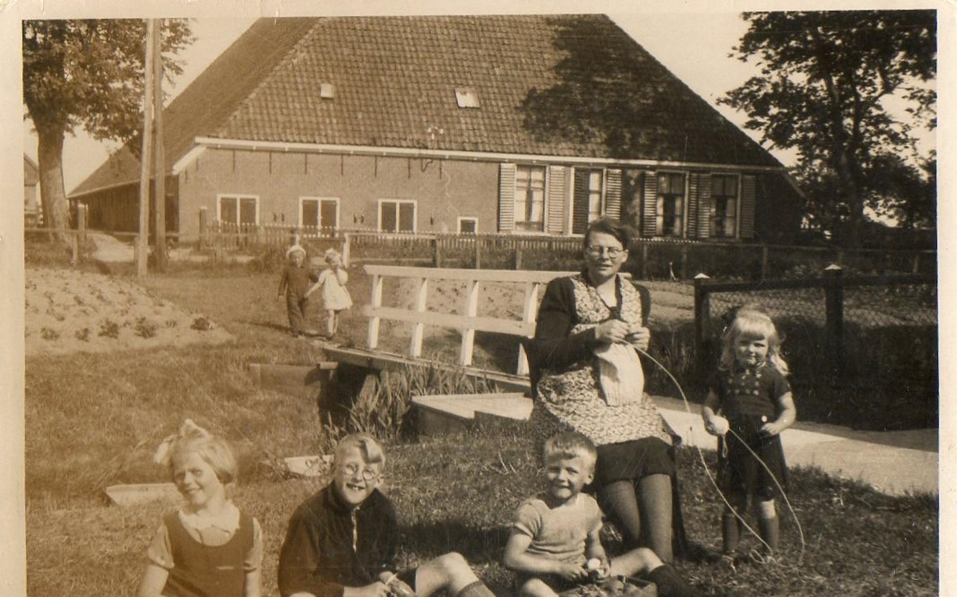 Hotske Postma uit Peize schreef een biografie over haar beppe: 'De hand die ieder kind nodig heeft,