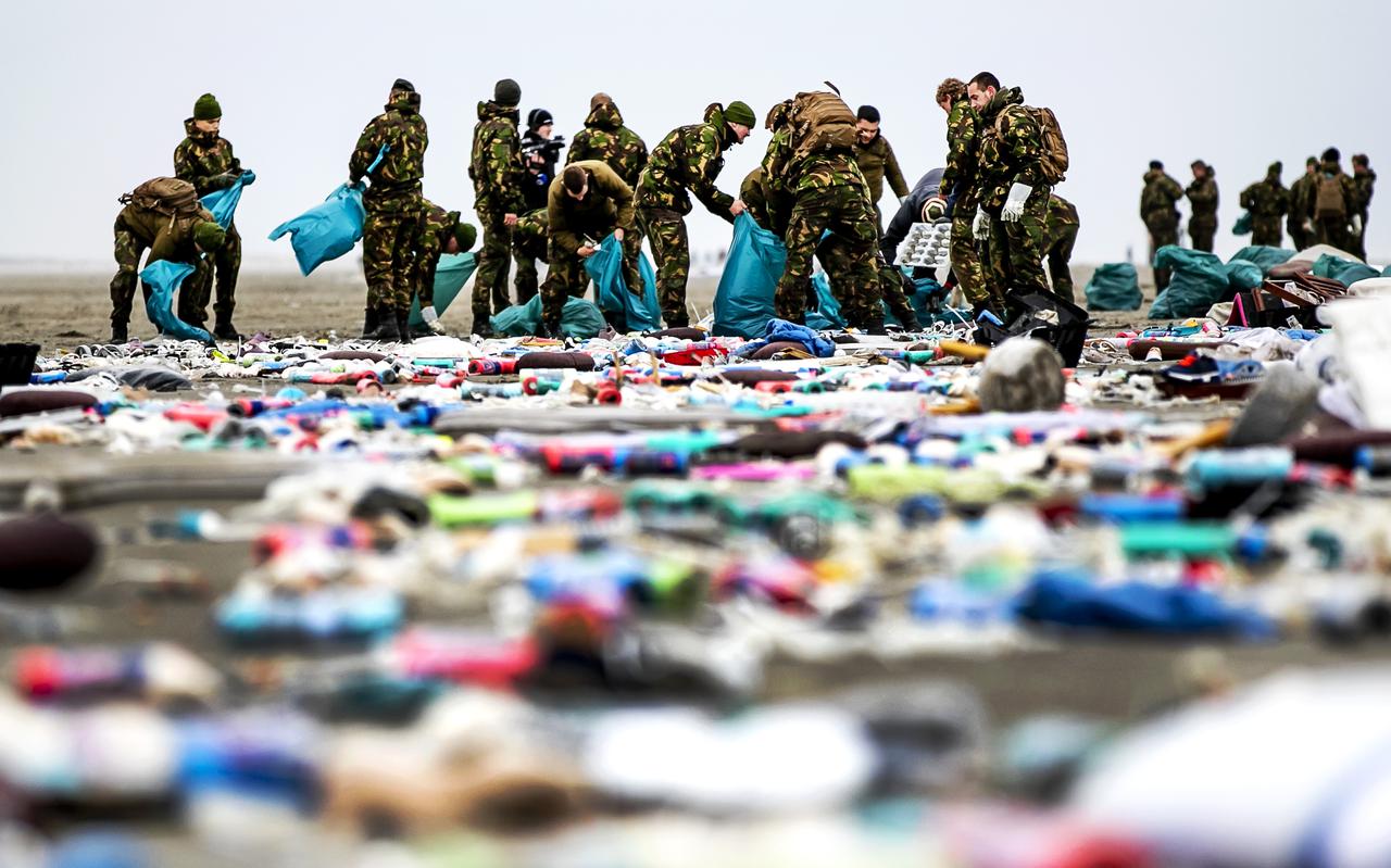 Militairen ruimen op Schiermonnikoog het strand op nadat vrachtschip MSC Zoe begin 2019 342 containers was verloren.
