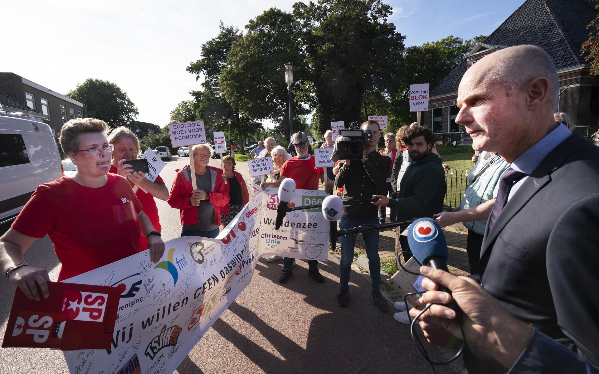 Demissionair minister Stef Blok kwam maandagmiddag naar Ternaard met een ongemakkelijke boodschap.