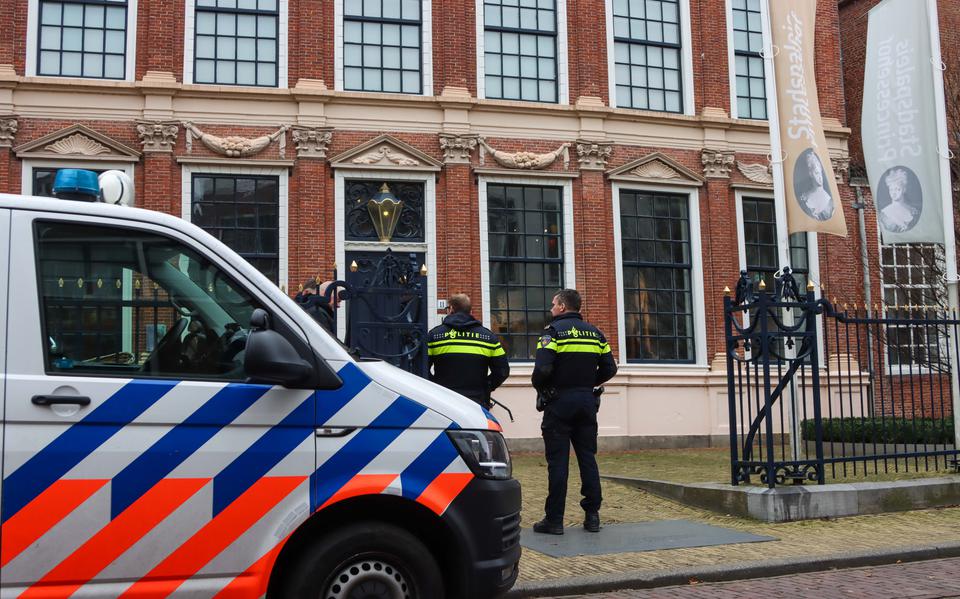 De politie doet uitgebreid onderzoek nadat er afgelopen nacht is ingebroken in Keramiekmuseum Princessehof in Leeuwarden.