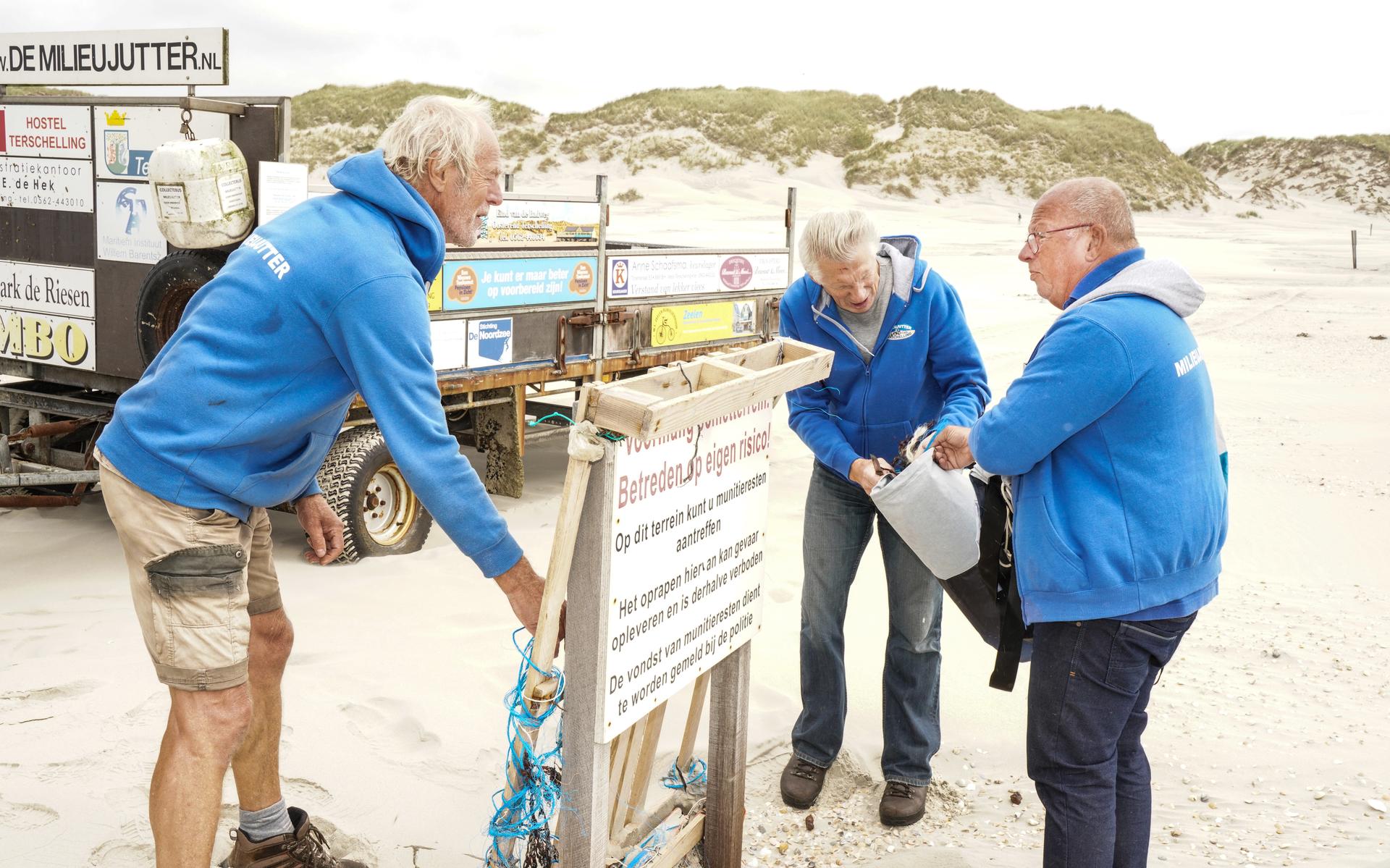 Milieu-jutten op stranden Terschelling. Honderden eilanders en toeristen rapen al vijftien jaar afva
