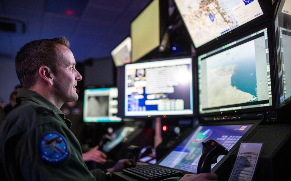 Een 'sensoroperator' van militaire drones, achter zijn schermen. 
