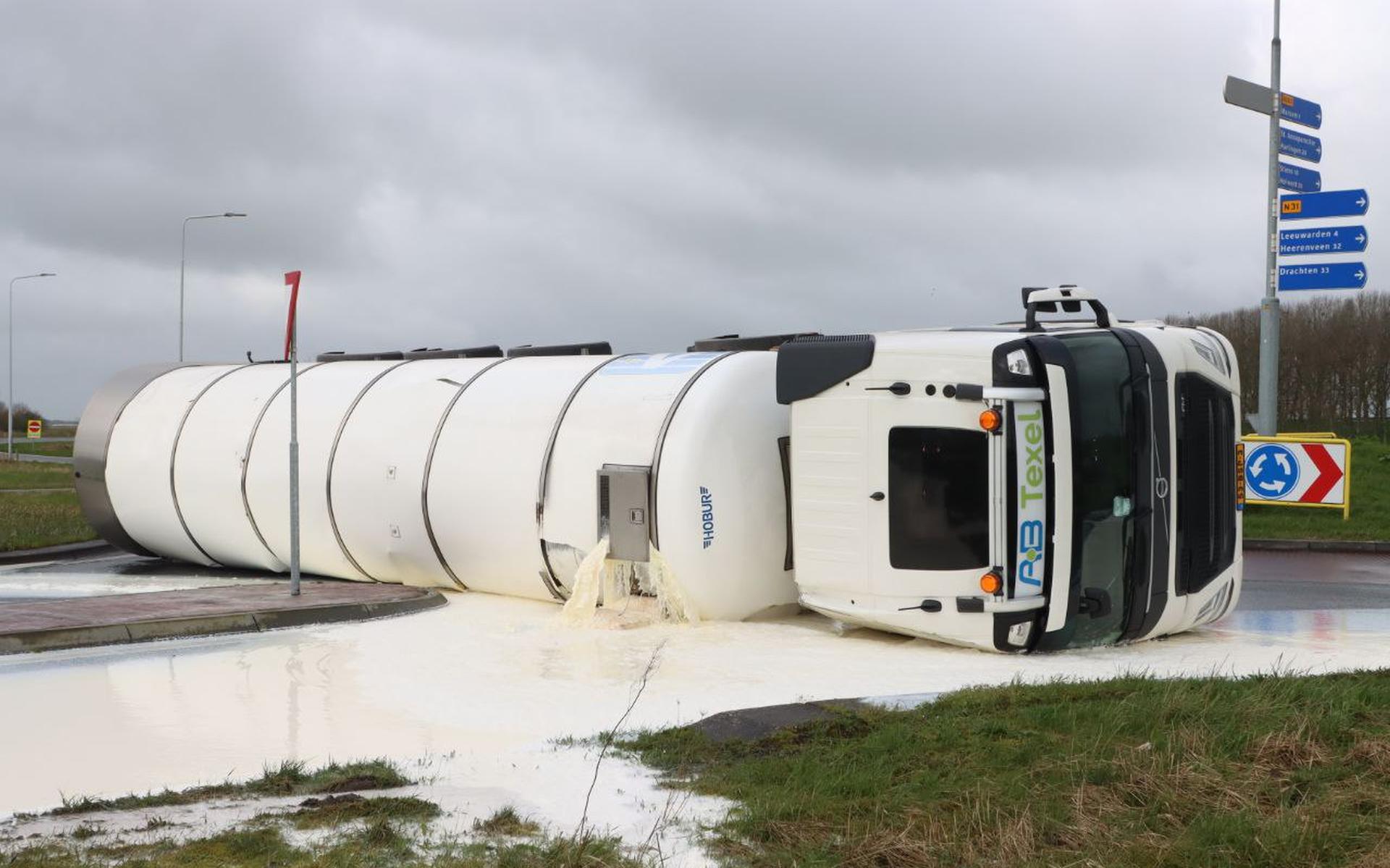 Liters melk over de rotonde door gekantelde vrachtwagen in Marsum in Friesland. Bestuurder raakte on